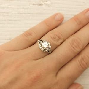 Как носить кольцо с бриллиантом и всегда выглядеть уместно?