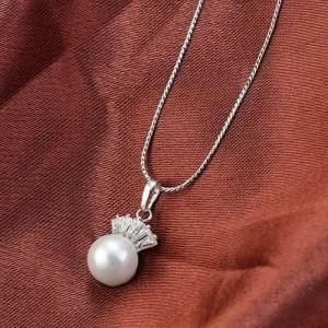 Перламутрове сяйво перлини. Срібні підвіси з унікальним мінералом допоможуть зробити ваш образ неповторним